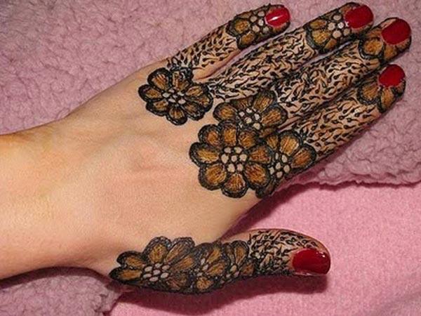 arresting floral finger mehendi design