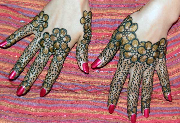 floral and dotted finger Mehendi design that beautifies