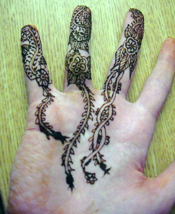 floral creeper mehendi designs on fingers