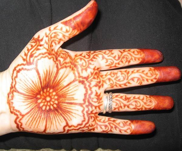 Hand Graceful Makeover With this Flower and Creeper Mehndi Design