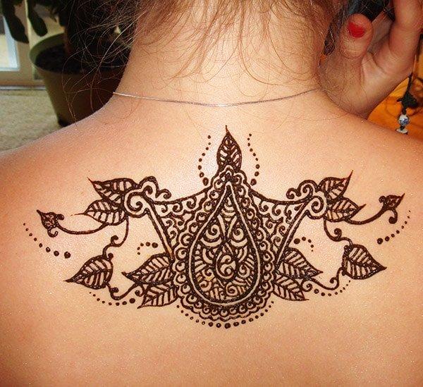 simple and easy paisley and leaves Mehandi design 