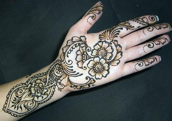 Palm Look Heavenly with This Floral and Leaves Mehndi Design