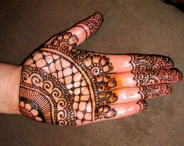 Simple Mehndi Design Made of Flowers