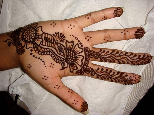 Single Line Palm Mehandi Design That Adds Style and Grace