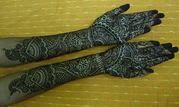 traditional hand Mehendi design for the brides 