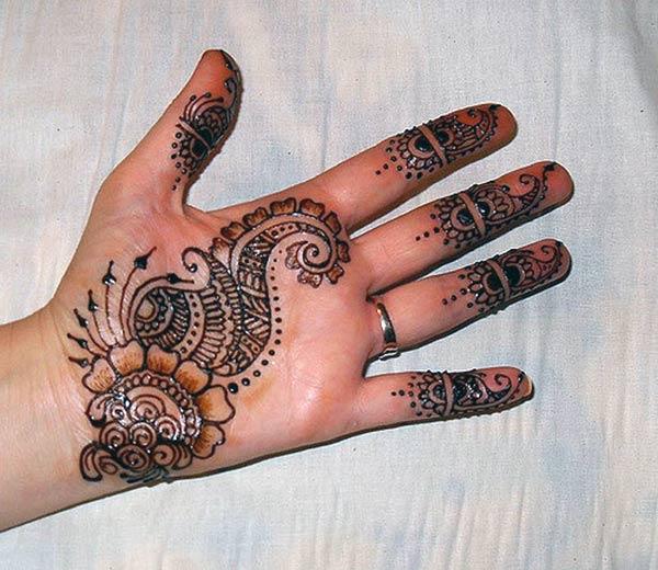 Traditional Mehndi Design of Flowers