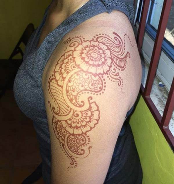 An awesome shoulder mehendi design for Girls and women