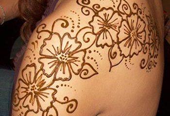 Cool shoulder mehendi designs idea for girls