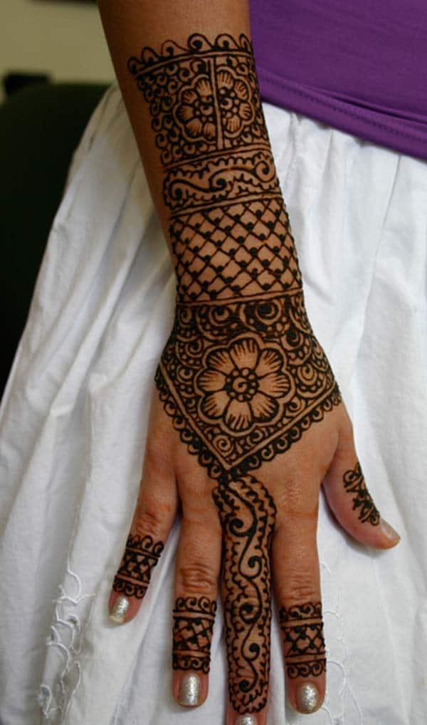 Floral mehndi design for backhand