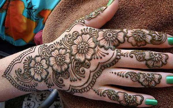 Floral mehendi design for back hand