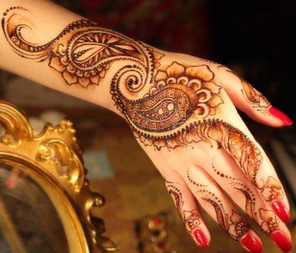 Modern Mehendi design for back hand