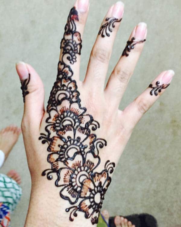 Floral mehendi design for backhand