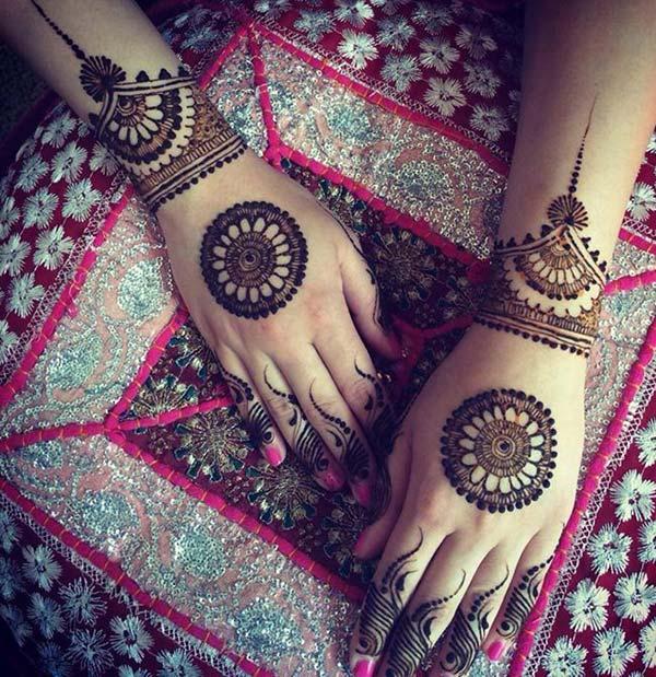 modern style mehendi design for backhand