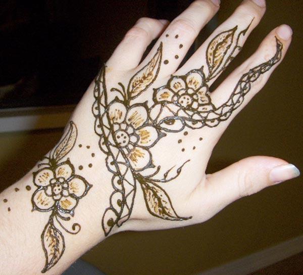 simple pattern mehndi design for backhand