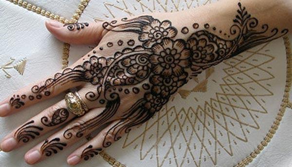 Magnificent mehndi design for backhand