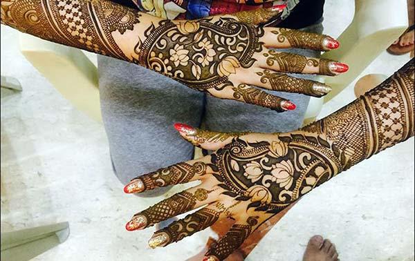 glamorous mehndi design for backhand