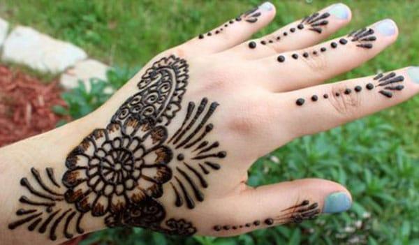 Beautiful mehndi design for backhand