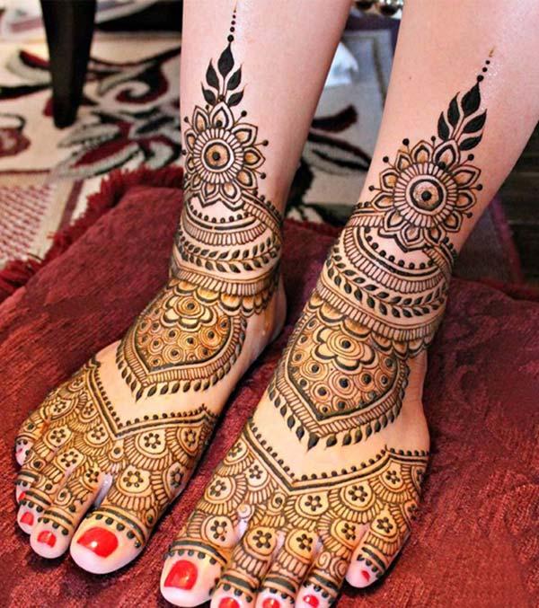 spectacular mehndi design for feet