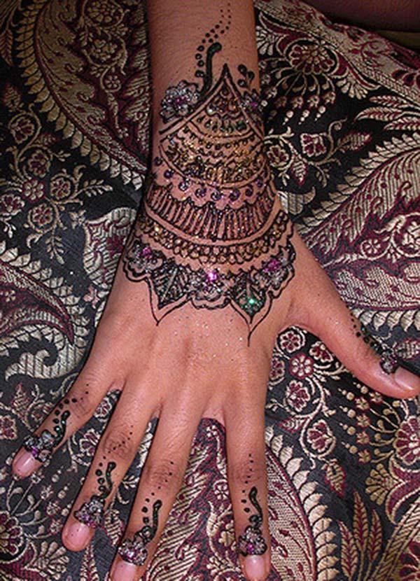 glitters mehendi design for wrist