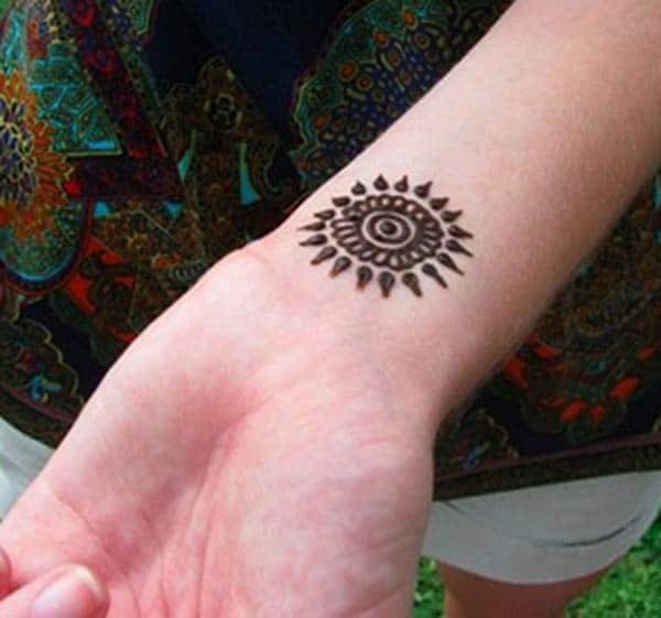 easy mehendi designs for wrist