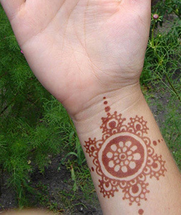 simple mehndi design for wrist