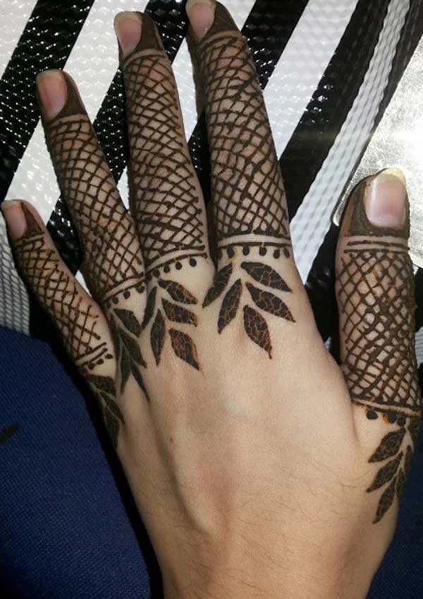 chequered pattern mehndi design for fingers