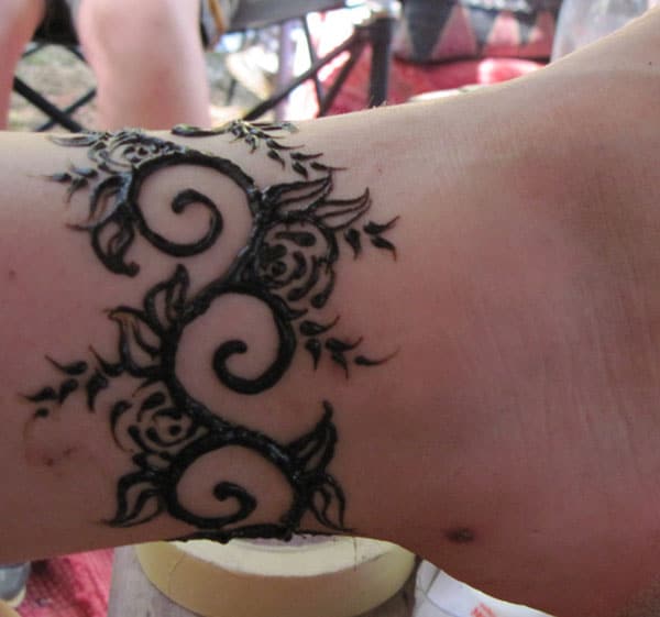 simple mehendi design for ankle