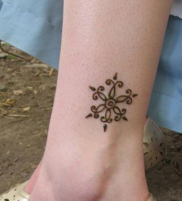 simple pattern mehndi design for ankle