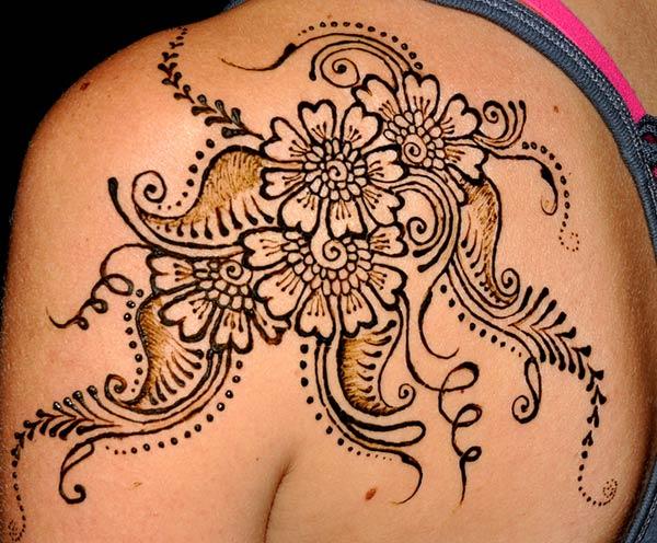 floral pattern mehndi design for shoulder 