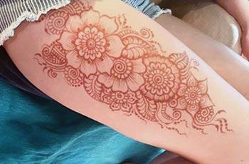 Thigh mehndi design idea for women