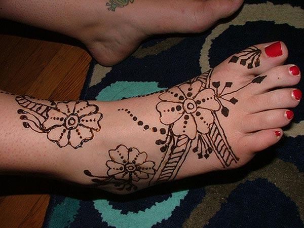 An elegant floral mehendi design on feet for Ladies