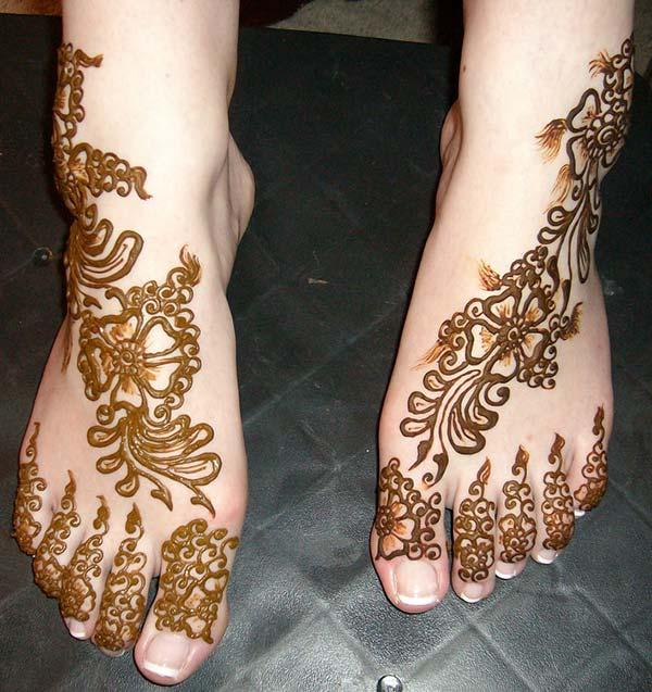 A floral braid mehendi design on feet for girls and women