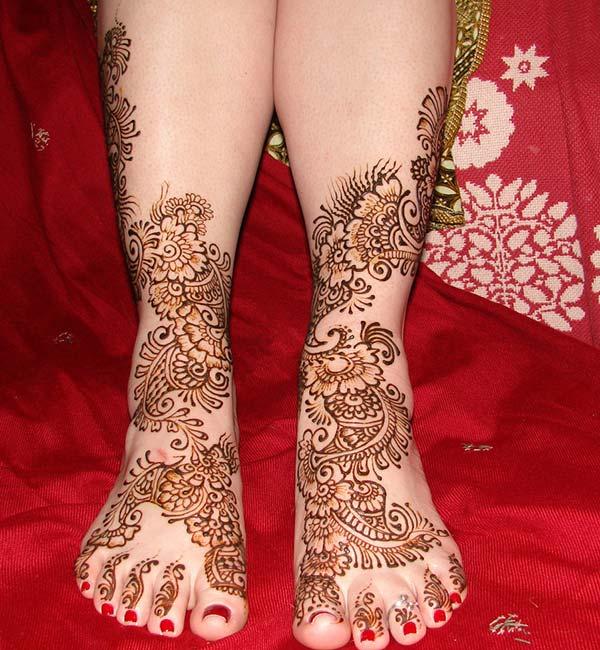 A mesmerizing mehendi design on feet for ladies