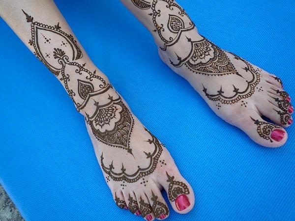 A lovely mehendi design on feet for girls and women