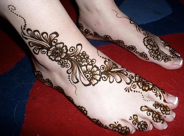 A pretty floral mehendi design on feet for girls and ladies