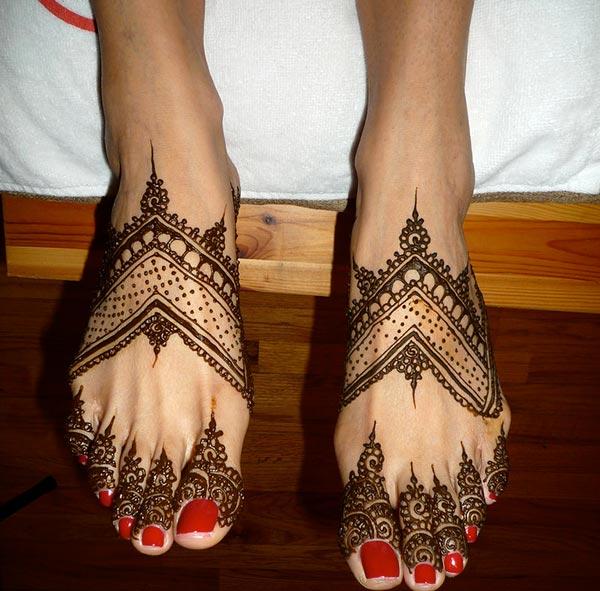 A delightful feet mehendi design for Women