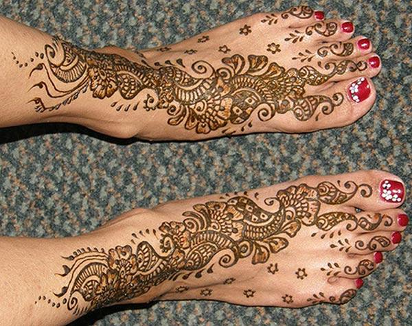 A striking mehndi design on feet for girls and ladies