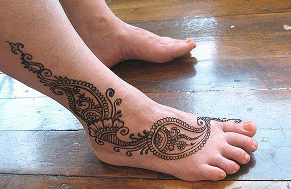 A charming mehendi design on feet for ladies