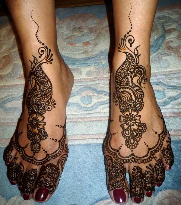 An awesome mehendi designs on feet for women