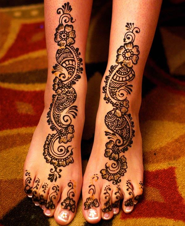 An elegant mehendi design on feet for girls and women