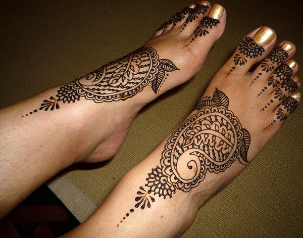 An arresting stylish mehendi design on feet for Ladies