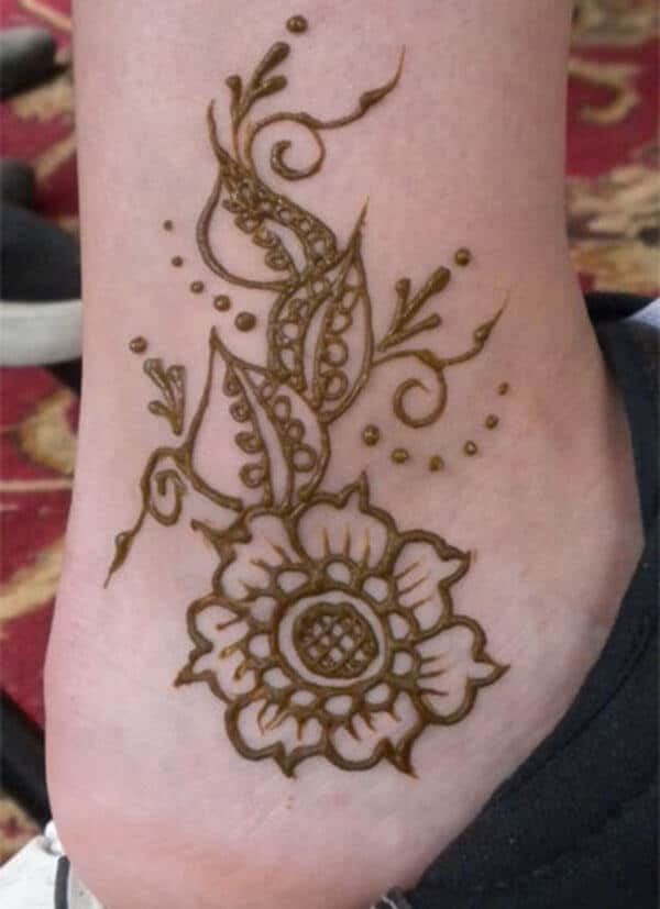 Simple yet catchy ankle mehndi design that looks ravishing on women