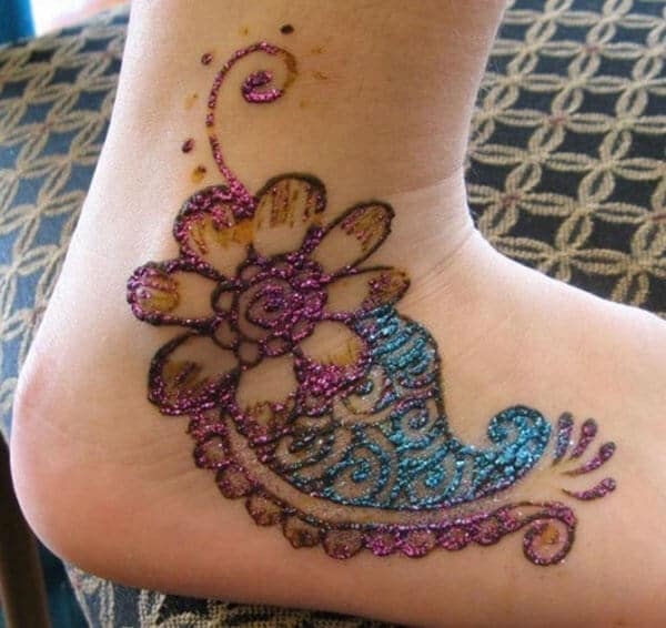 A captivating shimmery mehandi design on ankle 