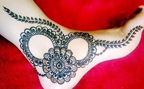 Give yourself a sleek look using a creeper Mehendi design