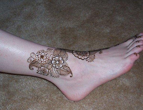 floral and leaves mehndi design on ankle 