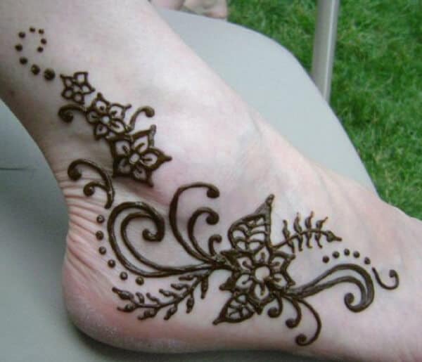 mehndi design that brings out the magical beauty in woman’s ankle