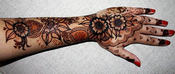 floral and paisley patterned Mehandi design on hand 