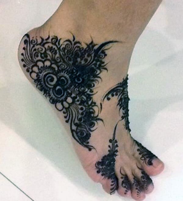 mesmerizing piece of art on ankle can be made using this mehandi design