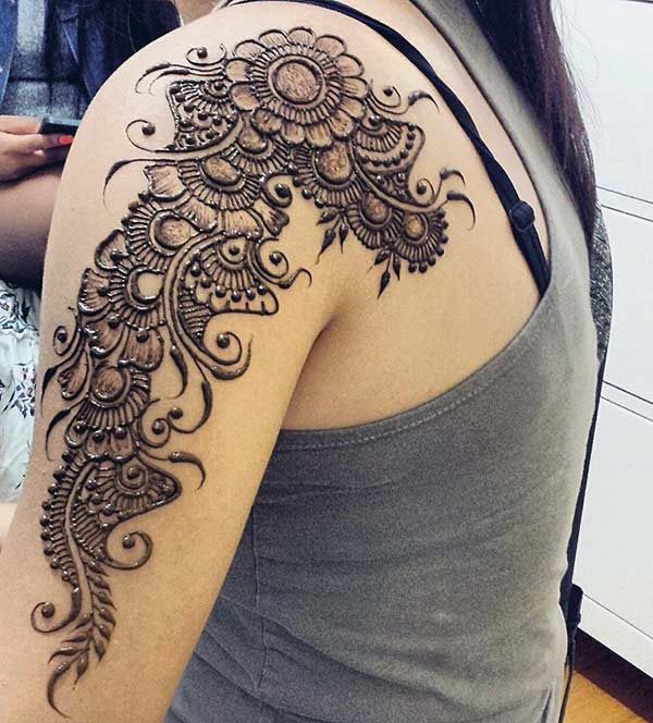 Shoulder Mehndi Design of Flowers