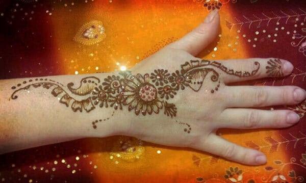 floral Mehandi design on back hand for an ornate look